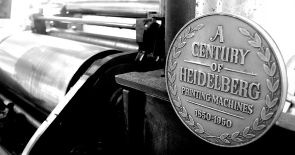 Placa conmemorativa de los cien años de la marca Heidelberg, de 1850 a 1950.